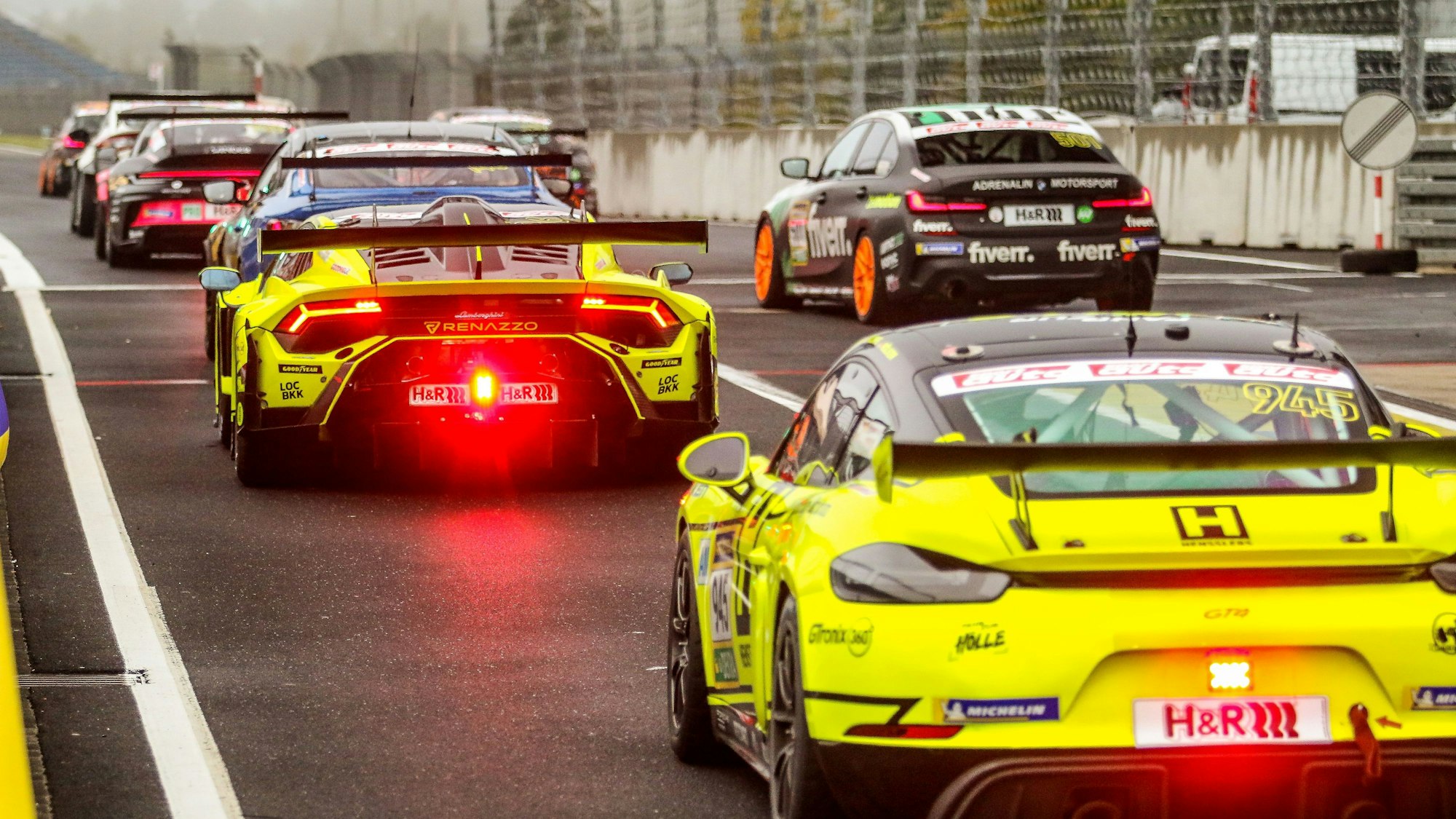 Die beiden Autos von Renazzo Motorsport, die vom Obergartzemer Betrieb McChip-DKR betrieben werden, fahren hintereinander: Vorne der Lamborghini, mit dem Sak Nana, Christoph Breuer und Danny Kubasik den Klassensieg herausfuhren, dahinter der Porsche, der in der Cup3-Klasse antrat.