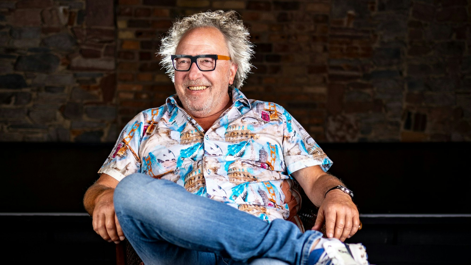 Ein Mann im bunten Hemd.