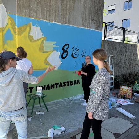 Ute Stedtfeld hat die Entstehung eines Wandbildes an der Rathausallee begleitet.