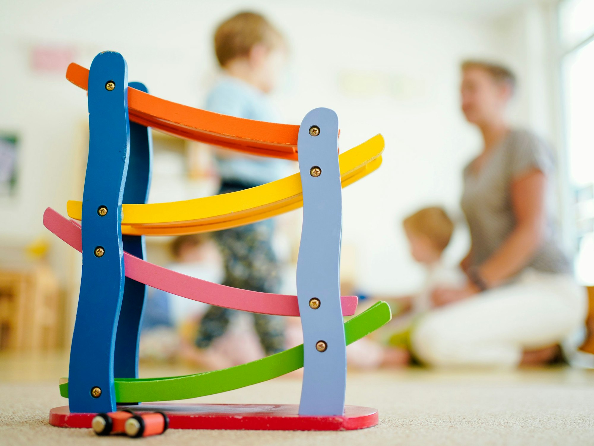 Das Bild zeigt eine Szene in einem Kindergarten.