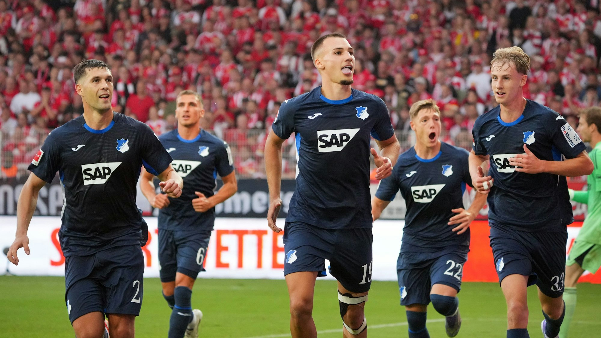 Tim Lemperle (M, 1899 Hoffenheim) bejubelt mit seiner Mannschaft den per Elfmeter erzielten Treffer zum 4:2.