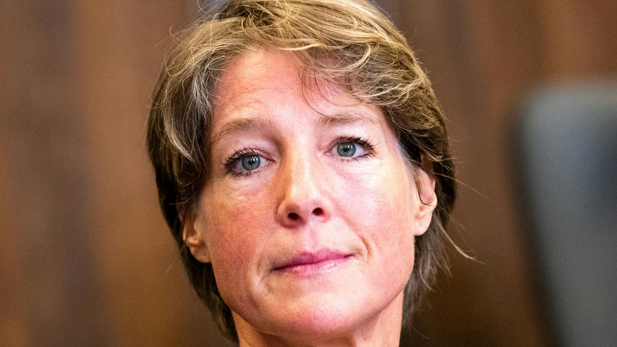 Christina Block, deutsche Gastronomin und Unternehmerin, sitzt im Landgericht im Prozess wegen mutmaßlicher Kindesentführung im Gerichtssaal.