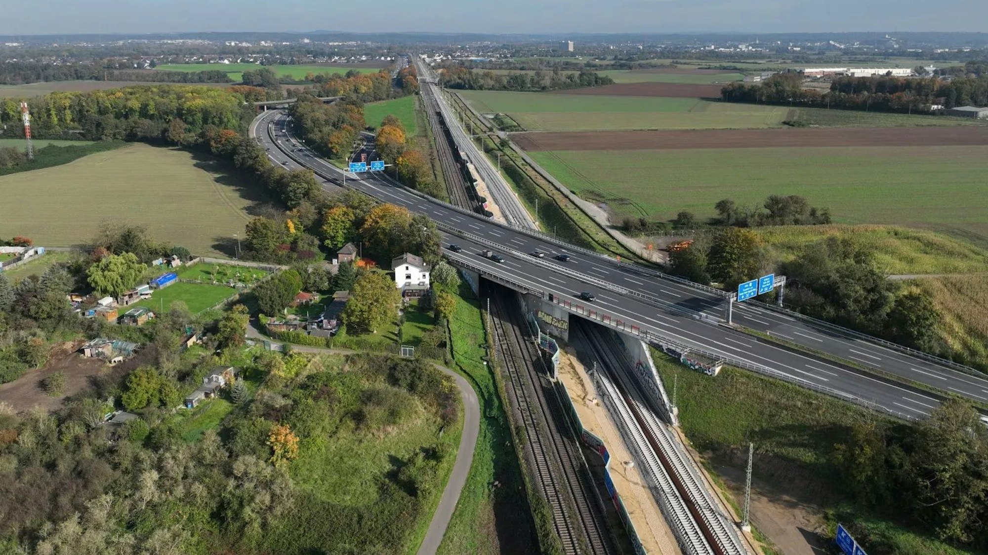 Die Brücke der A59 über die Gleise der Deutschen Bahn in Bonn ist marode und soll neu gebaut werden.