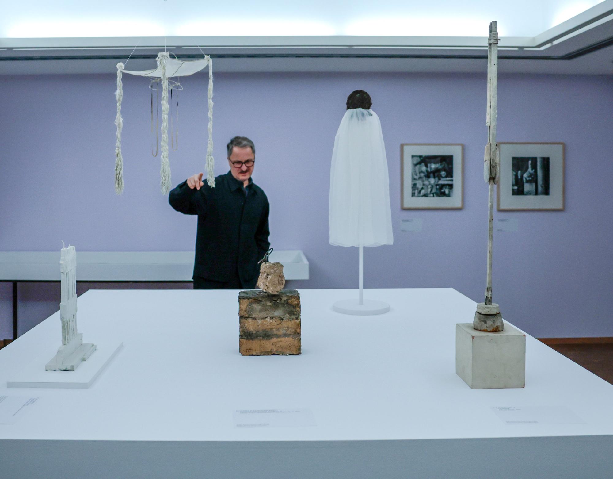 Yilmaz Dziewior, Direktor des Museums Ludwig, zeigt bei einer Vorbesichtigung der Ausstellung „Fünf Freunde“ verschiedene Werke der Künstler.