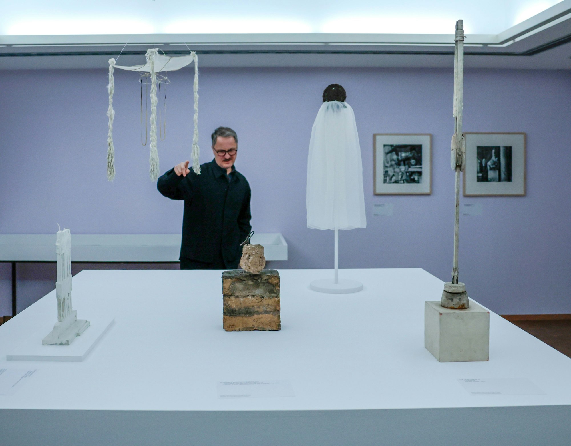 Yilmaz Dziewior, Direktor des Museums Ludwig, zeigt bei einer Vorbesichtigung der Ausstellung „Fünf Freunde“ verschiedene Werke der Künstler.