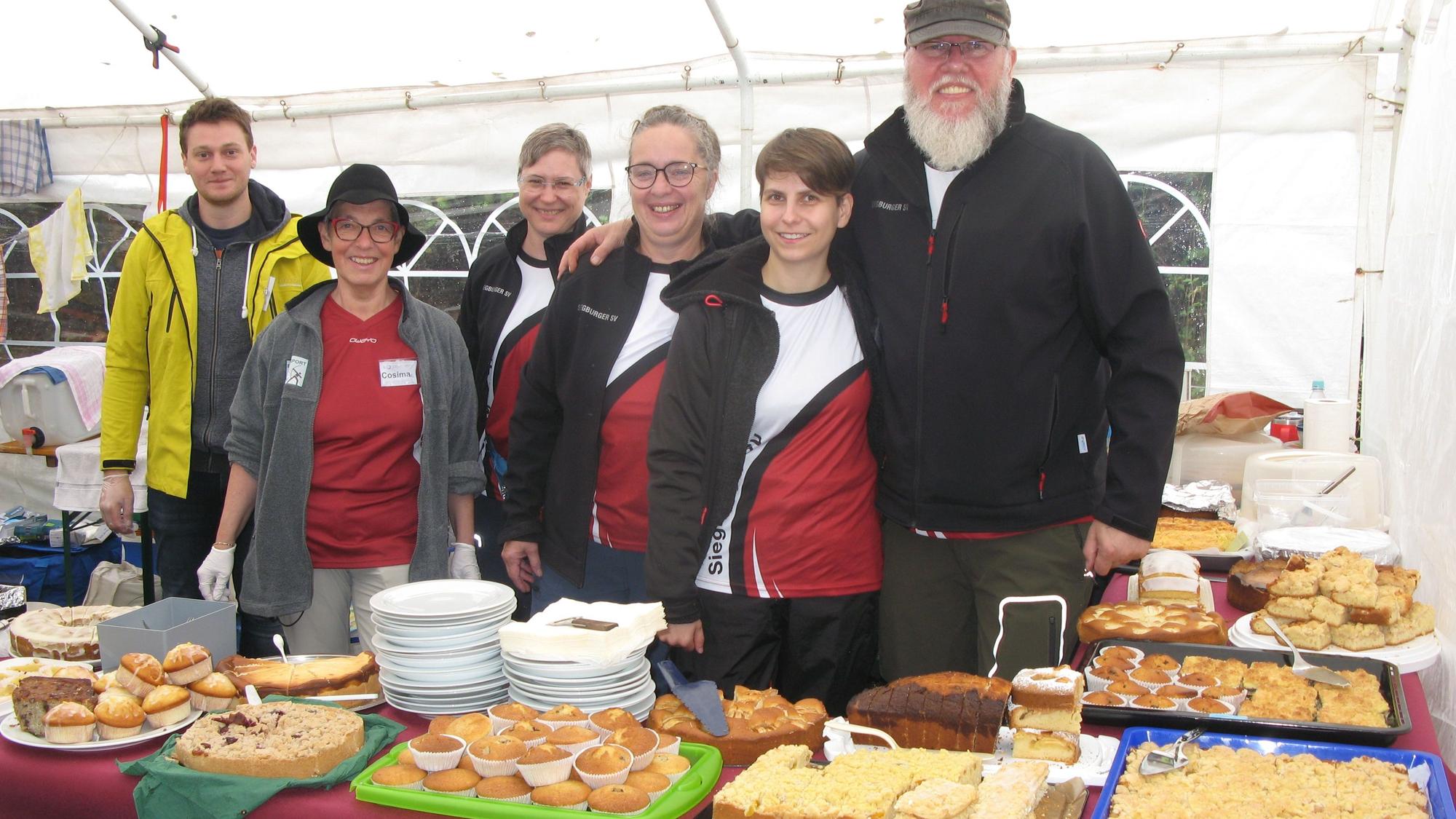 An zwei Verpflegungsstationen versorgten Mitglieder des ausrichtenden Vereins die Schützinnen und Schützen mit Kuchen, anderen Speisen und Getränken.