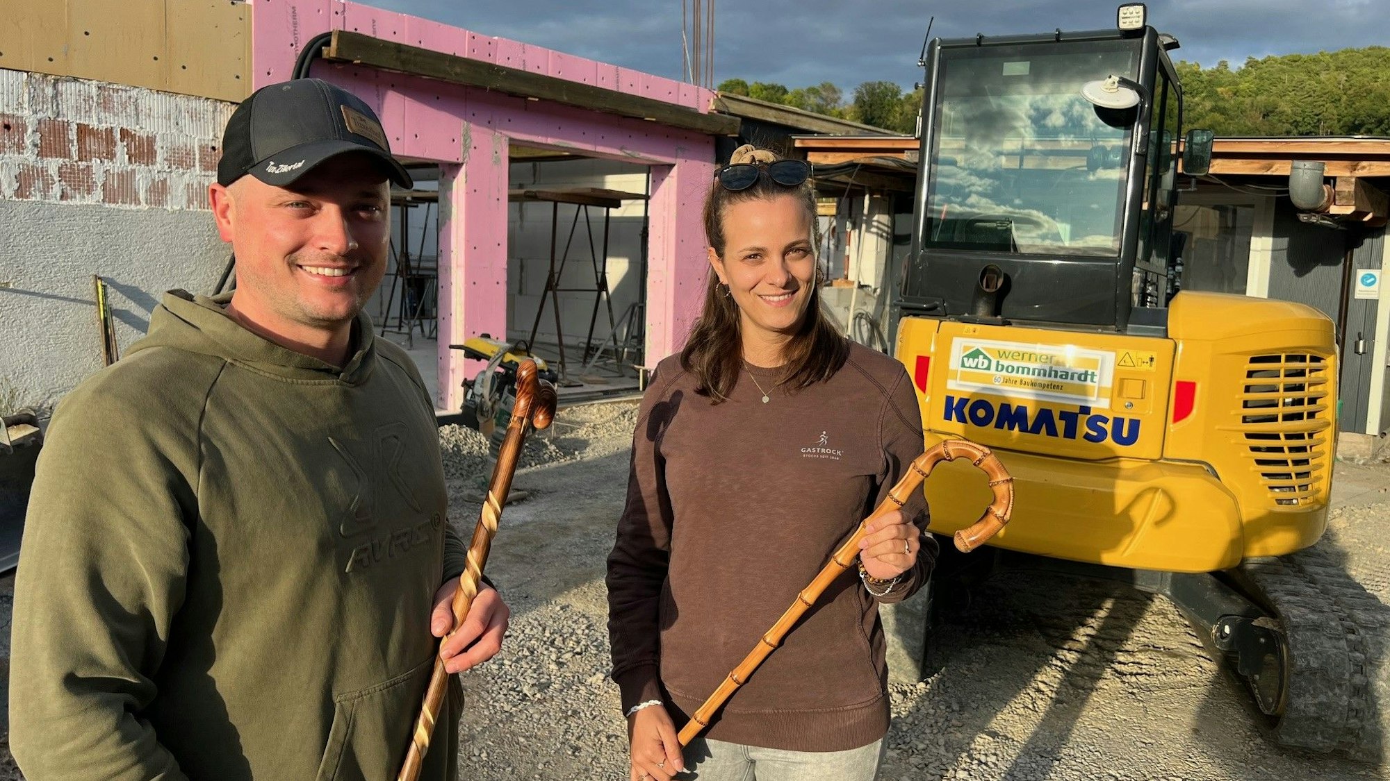 Wiederaufbau im Jahr 2025: Nach einem Großbrand im April 2024 bauen Peter und Sara Gastrock die gleichnamige Traditionsfirma für Wanderstöcke in Wahlhausen wieder auf.