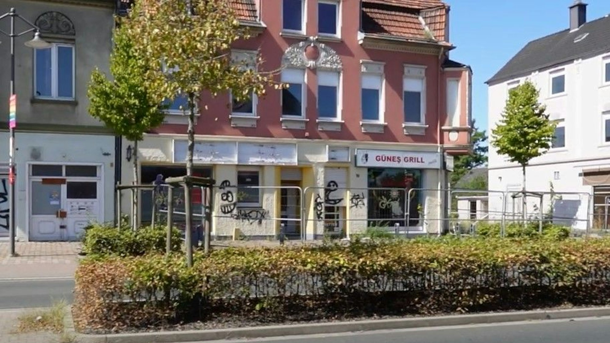 Seit Jahren stehen die Häuser an der Kreisstraße leer.