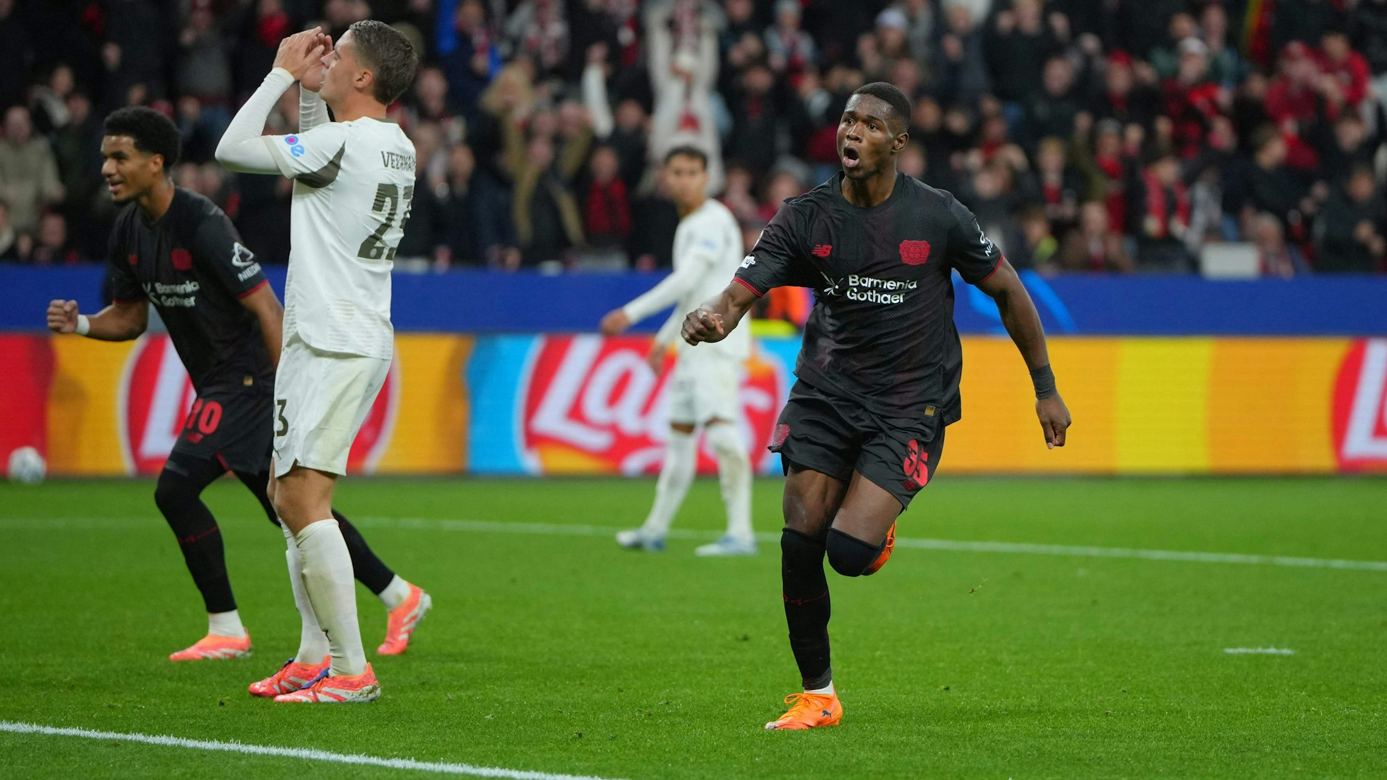 Bayer Leverkusen Christian Kofane (R) hat zum 1:0 getroffen.