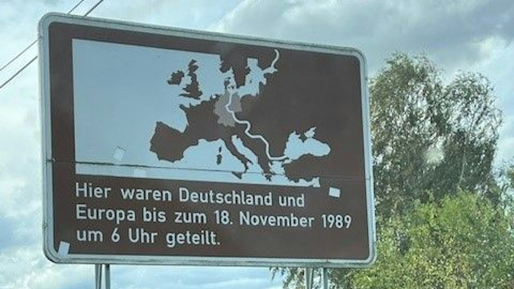 Heute erinnert eine große Tafel an die frühere innerdeutsche Grenze und Teilung.