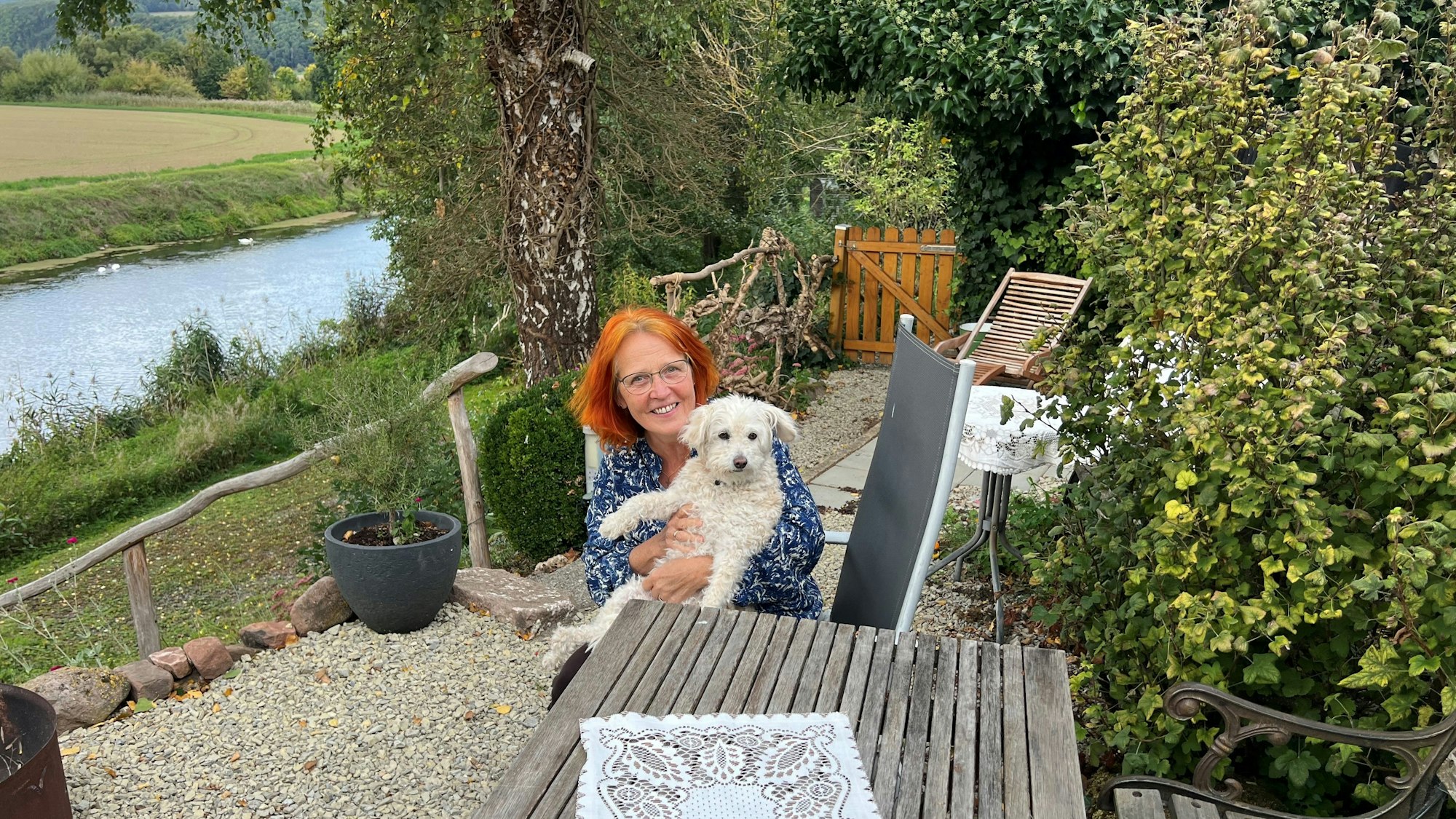 Früher Grenzzaun, heute idyllischer Blick auf die Werra : Pia Krebs mit Hund Ruby in der Radlerrast.