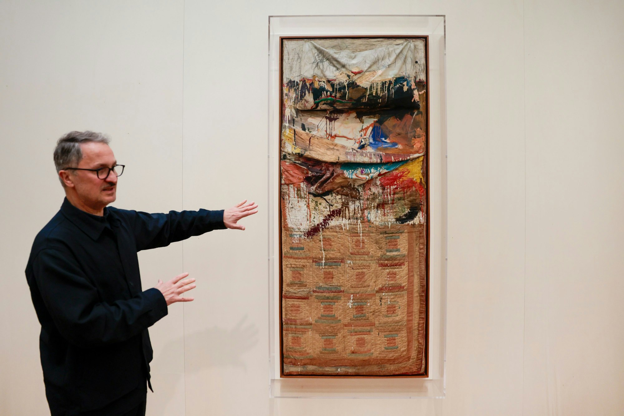 Köln: Yilmaz Dziewior, Direktor des Museums Ludwig, zeigt bei einer Vorbesichtigung der Ausstellung „Fünf Freunde“ auf das Kunstwerk von Robert Rauschenberg mit dem Titel „Bed“ von 1955.