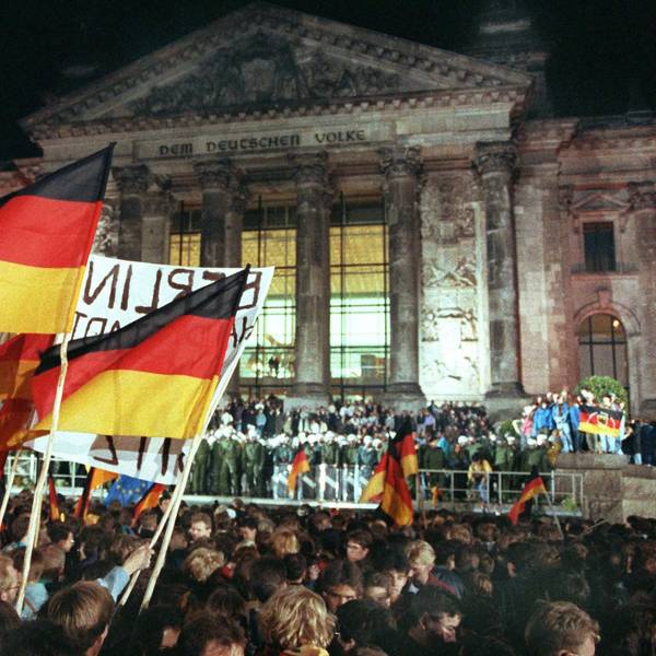 03.10.1990, Berlin: Rund eine Million Menschen feiern in der Nacht zum 03.10.1990 in Berlin wie hier vor dem Reichstagsgebäude die Deutsche Einheit.