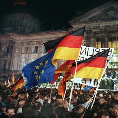 03.10.1990, Berlin: Rund eine Million Menschen feiern in der Nacht zum 03.10.1990 in Berlin wie hier vor dem Reichstagsgebäude die Deutsche Einheit.
