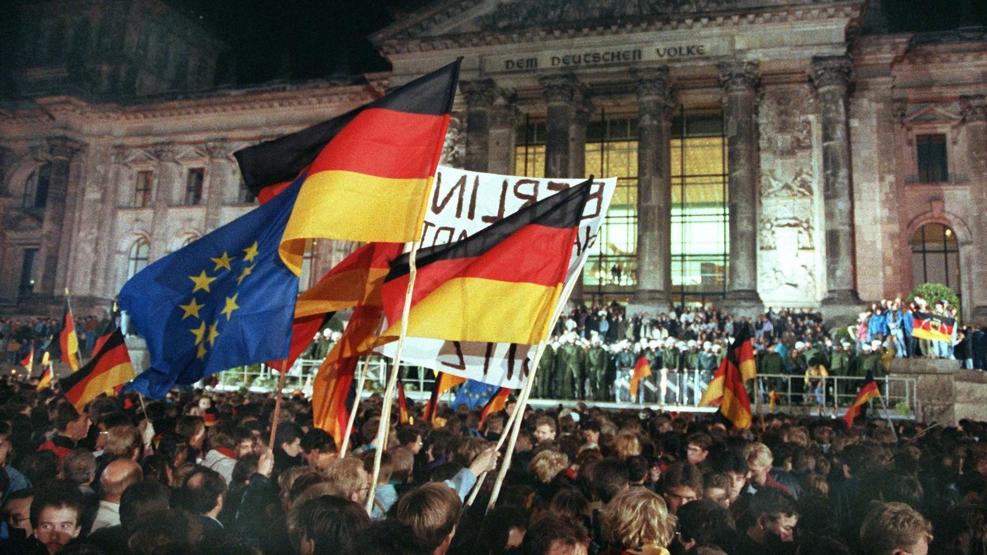 03.10.1990, Berlin: Rund eine Million Menschen feiern in der Nacht zum 03.10.1990 in Berlin wie hier vor dem Reichstagsgebäude die Deutsche Einheit.