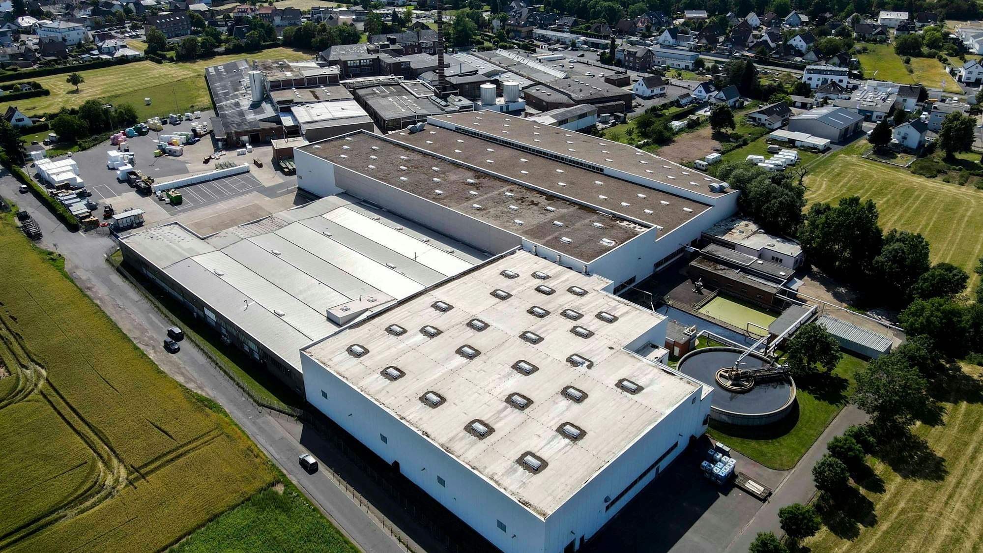 Das Luftbild zeigt die Produktionshallen des Serviettenproduzenten Fasana in Euskirchen-Stotzheim.