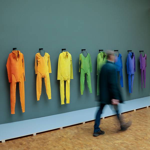 Köln: Ein Besucher geht bei einer Vorbesichtigung der Ausstellung „Fünf Freunde“ im Museum Ludwig an den aufgehängten Tanzkostümen von der Aufführung von Merce Cunninghams „Herzschlag“-Bewegung vorbei.