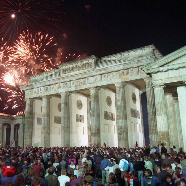 Mit einem Feuerwerk am Brandenburger Tor in Berlin feierten rund eine Million Menschen in der Nacht vom 2. auf den 3. Oktober 1990 die deutsche Wiedervereinigung