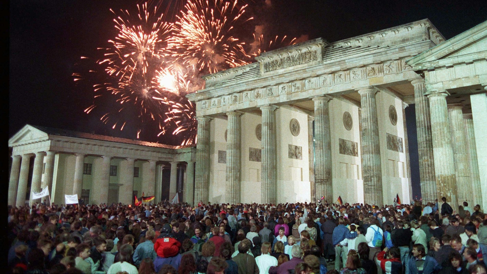 Mit einem Feuerwerk am Brandenburger Tor in Berlin feierten rund eine Million Menschen in der Nacht vom 2. auf den 3. Oktober 1990 die deutsche Wiedervereinigung