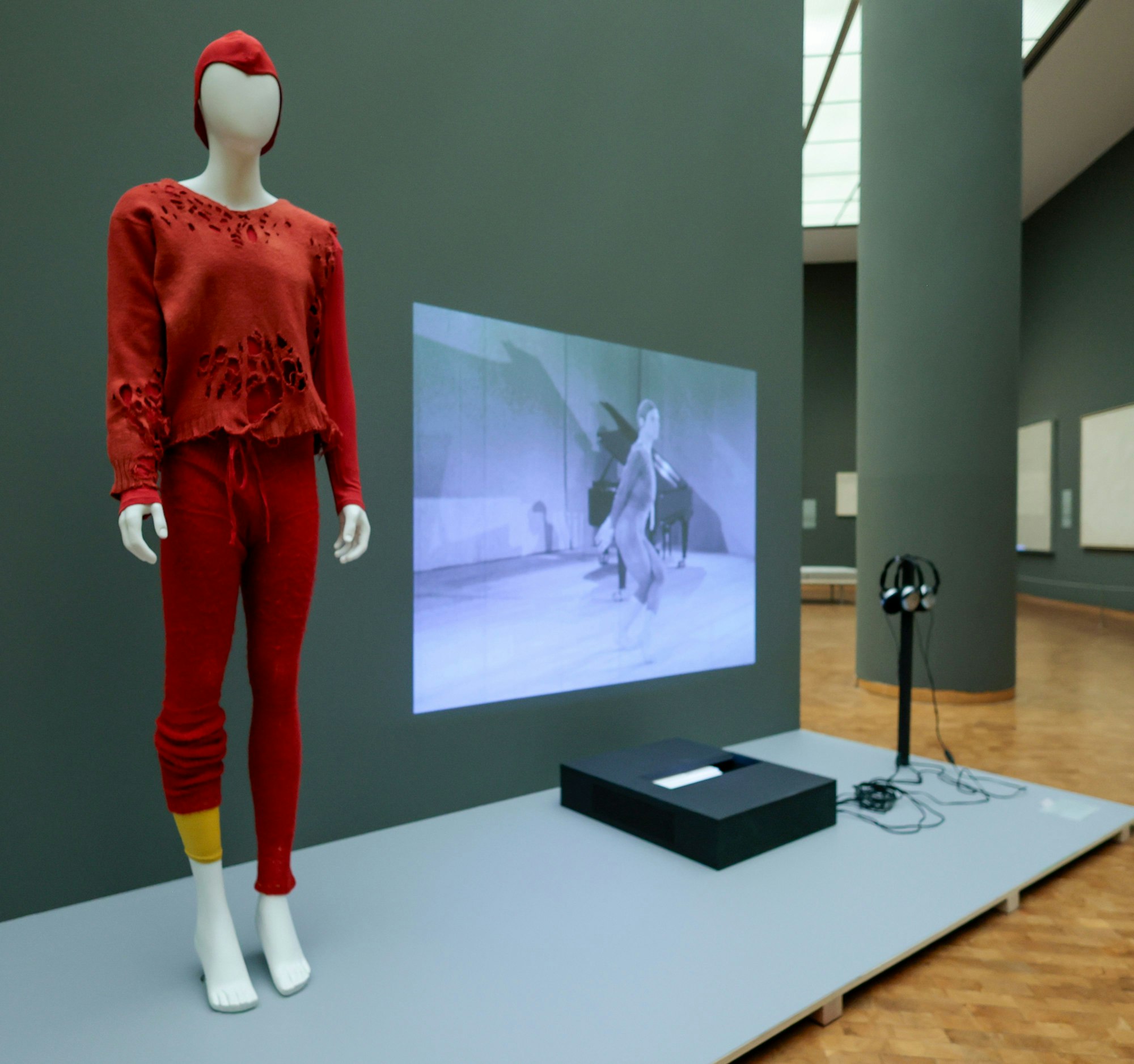 Ein Kostüm gestaltet von Robert Rauschenberg für Merce Cunninghams „Changeling“