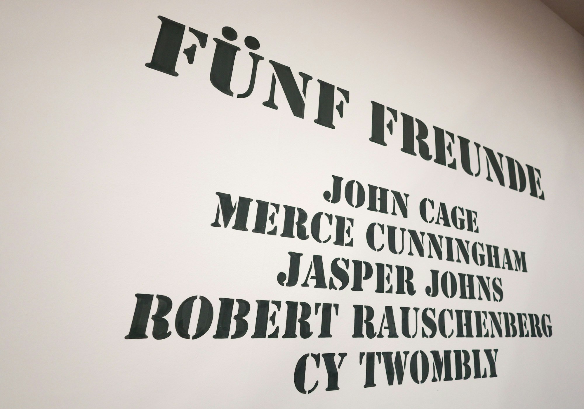 Auf einer Wand am Eingang im Museum Ludwig wird auf die Ausstellung „Fünf Freunde“ hingewiesen.