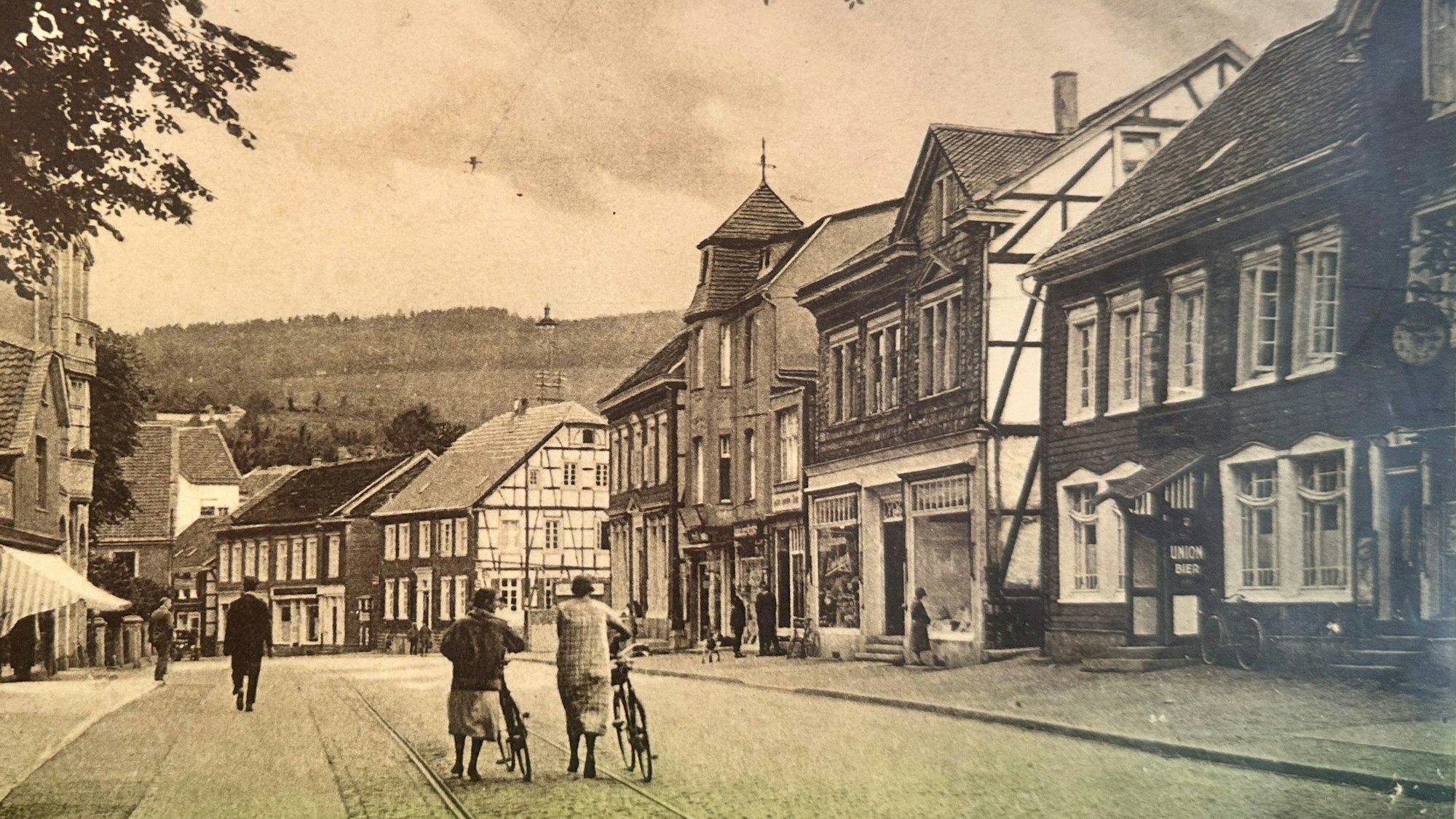 Alte Ansicht der Gummersbacher Kaiserstraße. Heute ist die zentrale Straße mitten in der Lindenstadt eine Fußgängerzone.