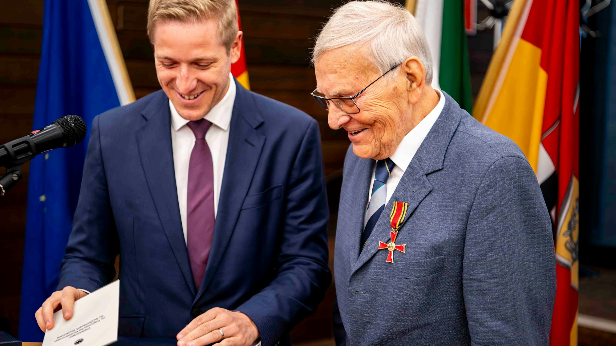 Das Bild zeigt die beiden Obengenannten bei der Auszeichnung im Kreishaus.