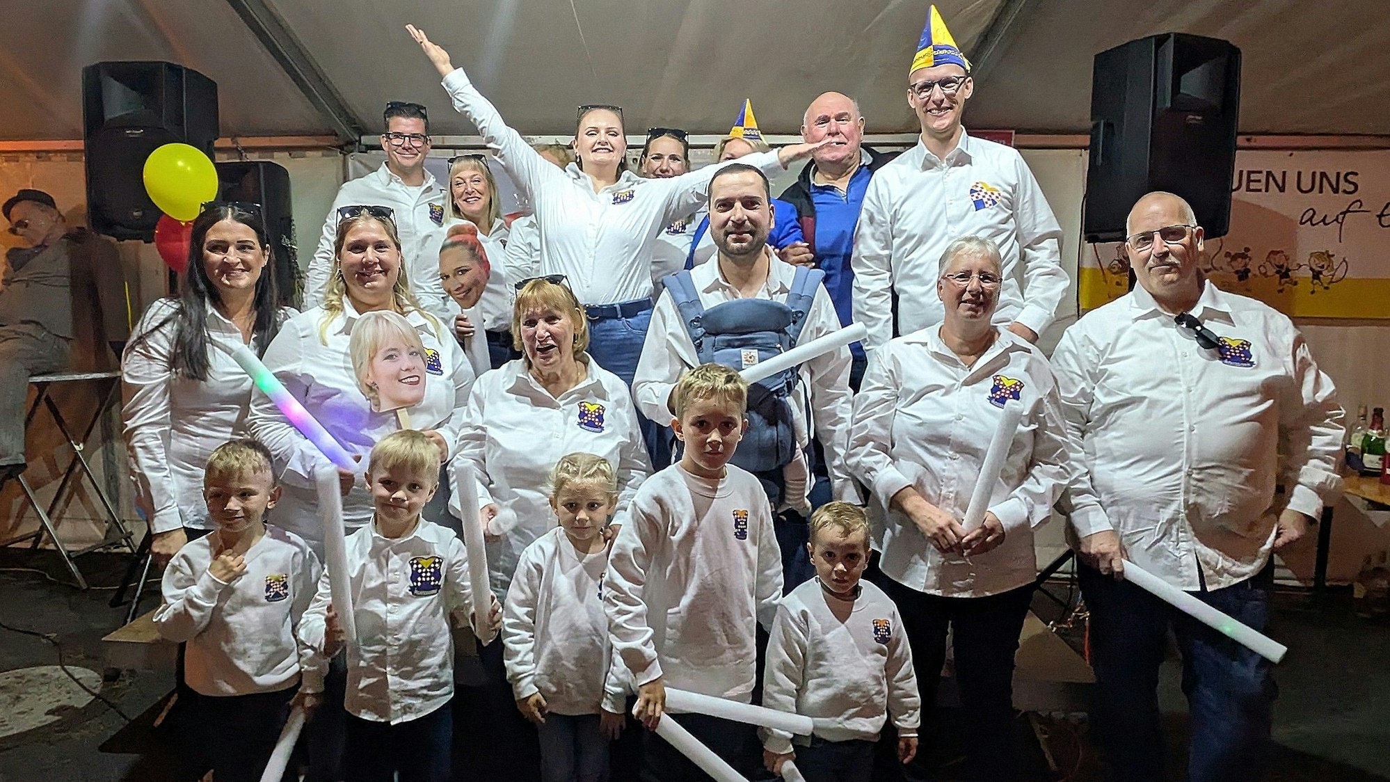 Der Ortsausschuss um seinen Vorsitzenden Tobias Pällmann (hinten rechts) stellt die designierte 50. Roisdorfer Prinzessin Nicole I. (Pällmann) (hinten Mitte) mit Gefolge auf der Roisdorfer Kirmes vor.