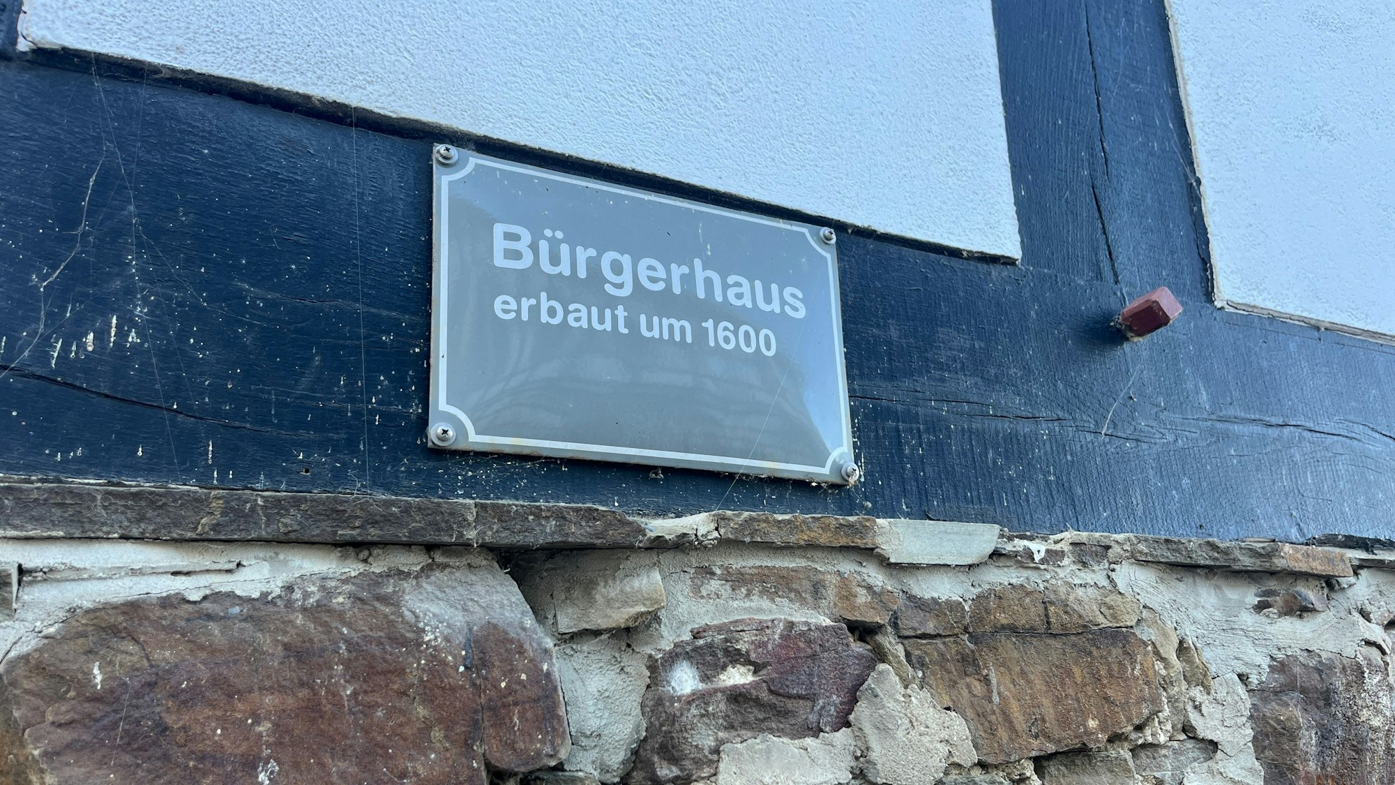 Das Gebäude ist eines der ältesten erhaltenen in Stadt Blankenberg und ist wohl um 1600 erbaut worden.