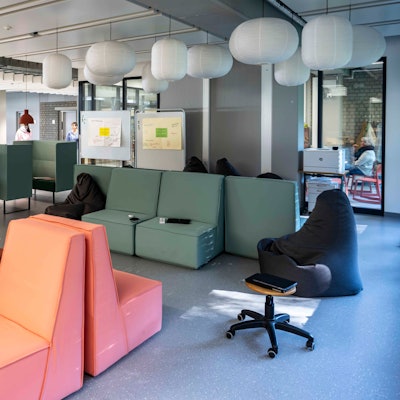 Das Bild zeigt bunte, bequeme und moderne Möbel, mit denen die Lernlandschaft in der Berufsschule ausgestattet ist.