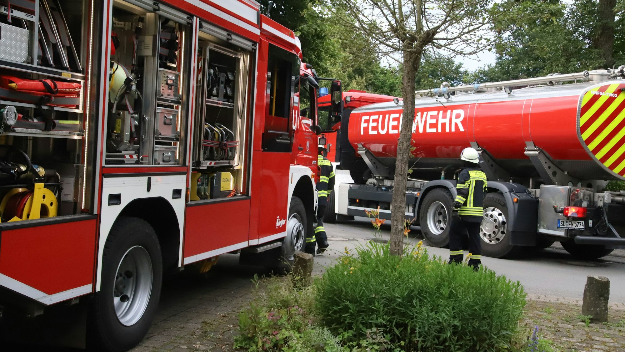 Der Löschzug Uckerath war bei der großen Übung an der Katharinenkirche in Stadt Blankenberg unter anderem mit Tankwagen und Löschfahrzeug dabei.