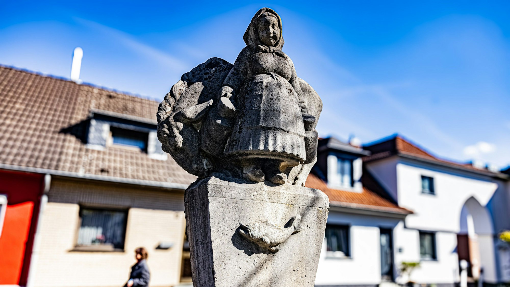 Darstellung einer Frau mit Milchkannen.