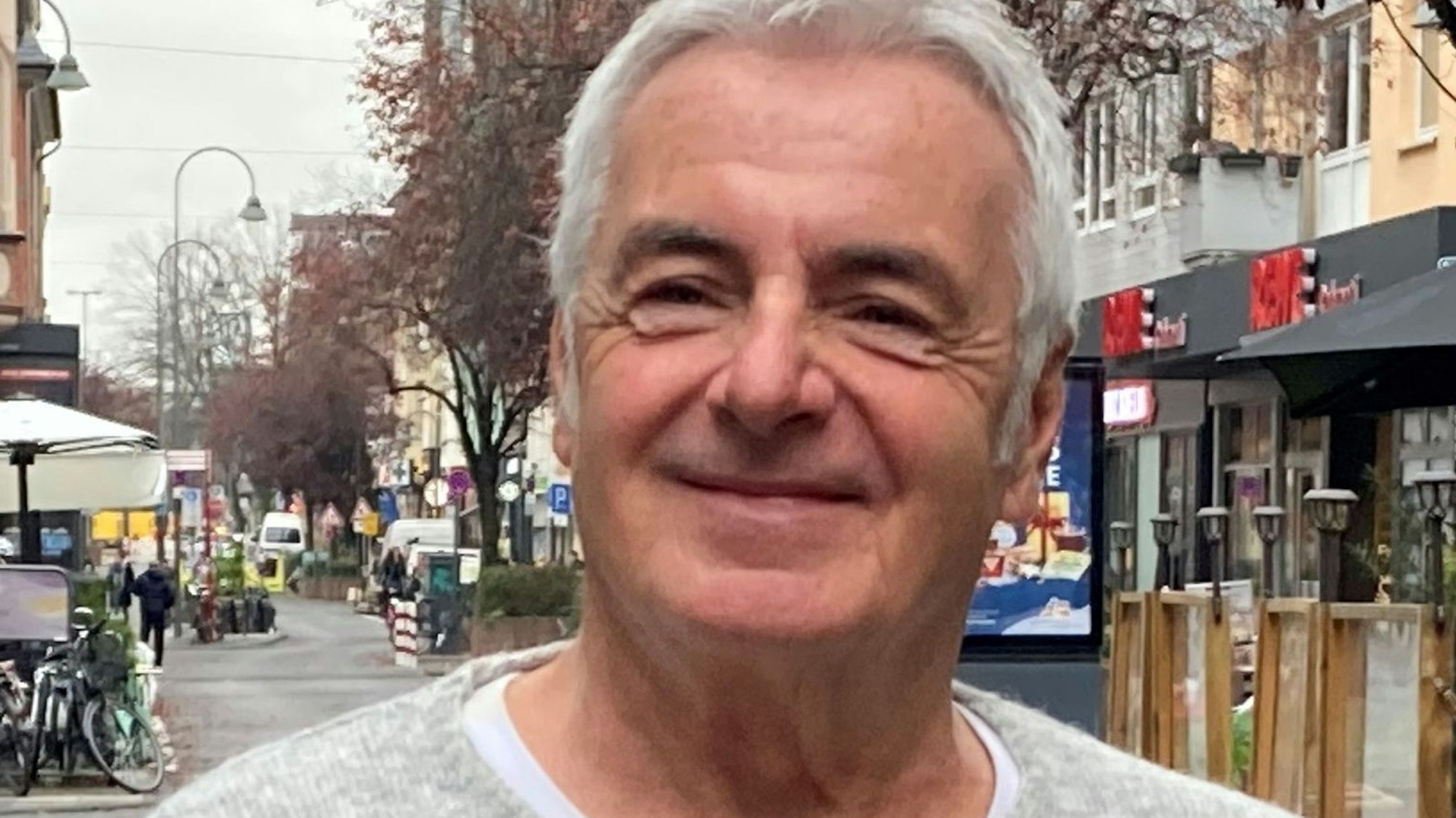 Ein Mann steht vor Geschäften.