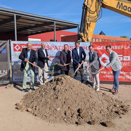 Das Foto zeigt die Unternehmensvertreter und den Bürgermeister beim symbolischen Spatenstich.