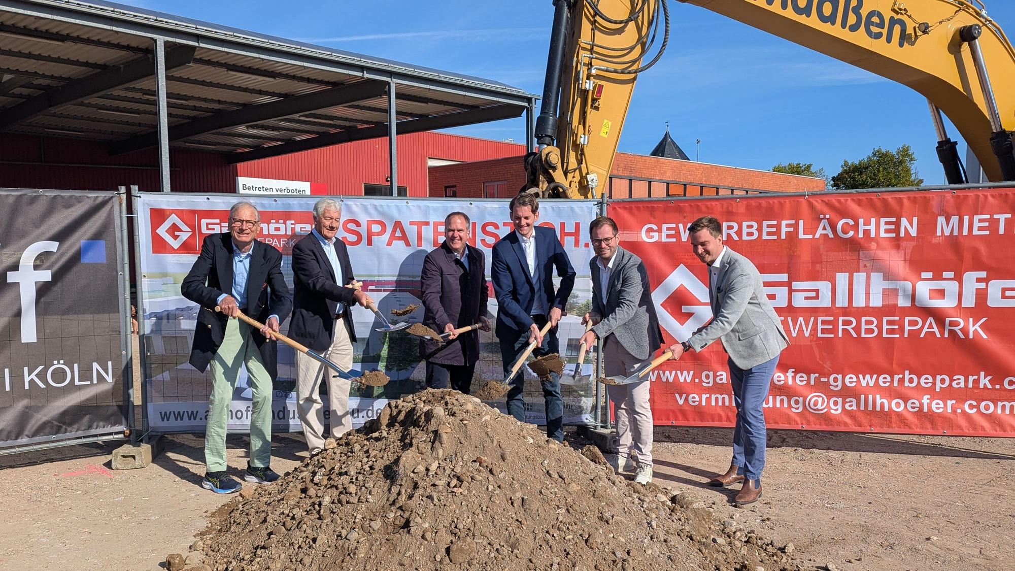 Das Foto zeigt die Unternehmensvertreter und den Bürgermeister beim symbolischen Spatenstich.