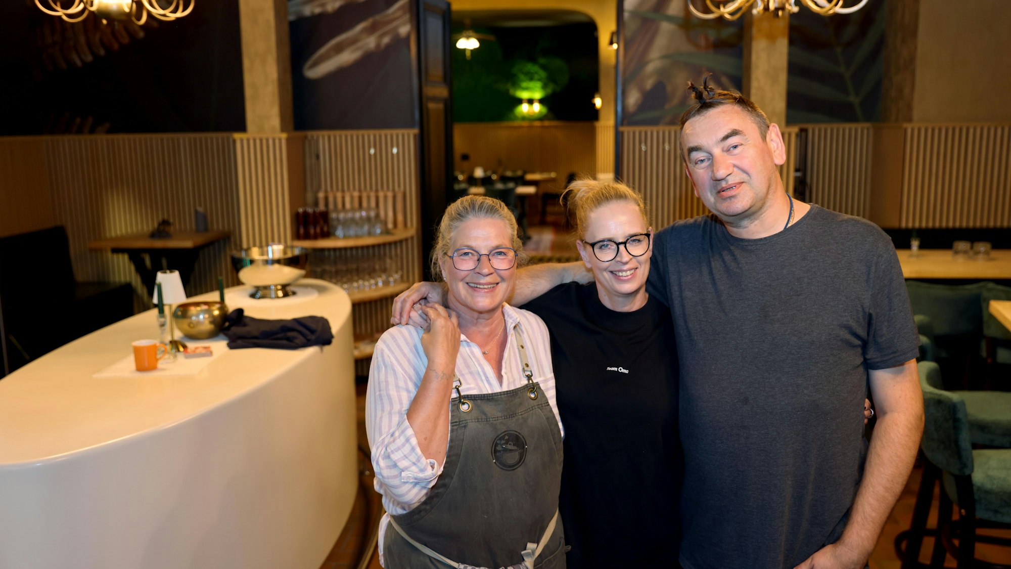 Schwärmen über das Restaurant: „Oma“ Sabine Kolb (v.l.), Mitgründerin Andrea Cordes und Profikoch Criss Casper Gross.