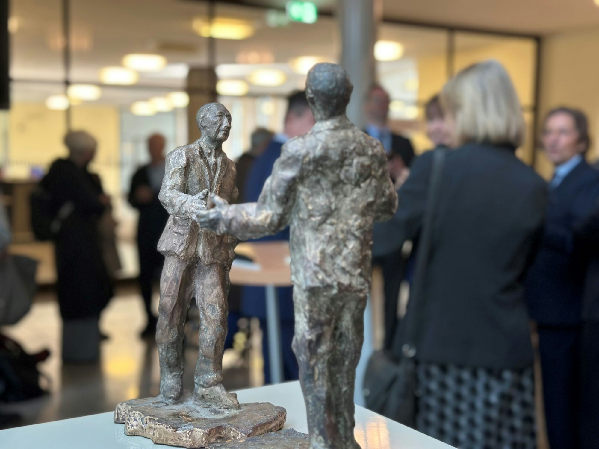 Die Bronzeskulptur „Charles de Gaulle und Konrad Adenauer“ im Kölner Rathaus.