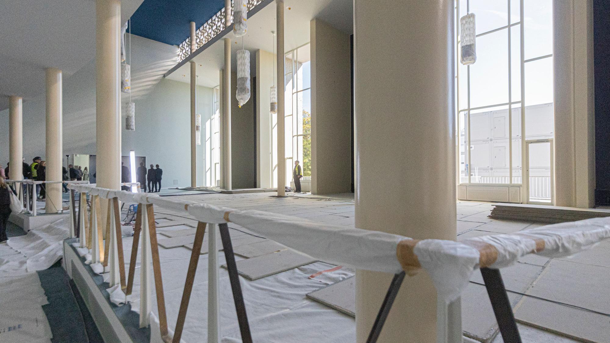 Handläufe und Teppiche im Foyer sind noch zum Schutz verhüllt.
