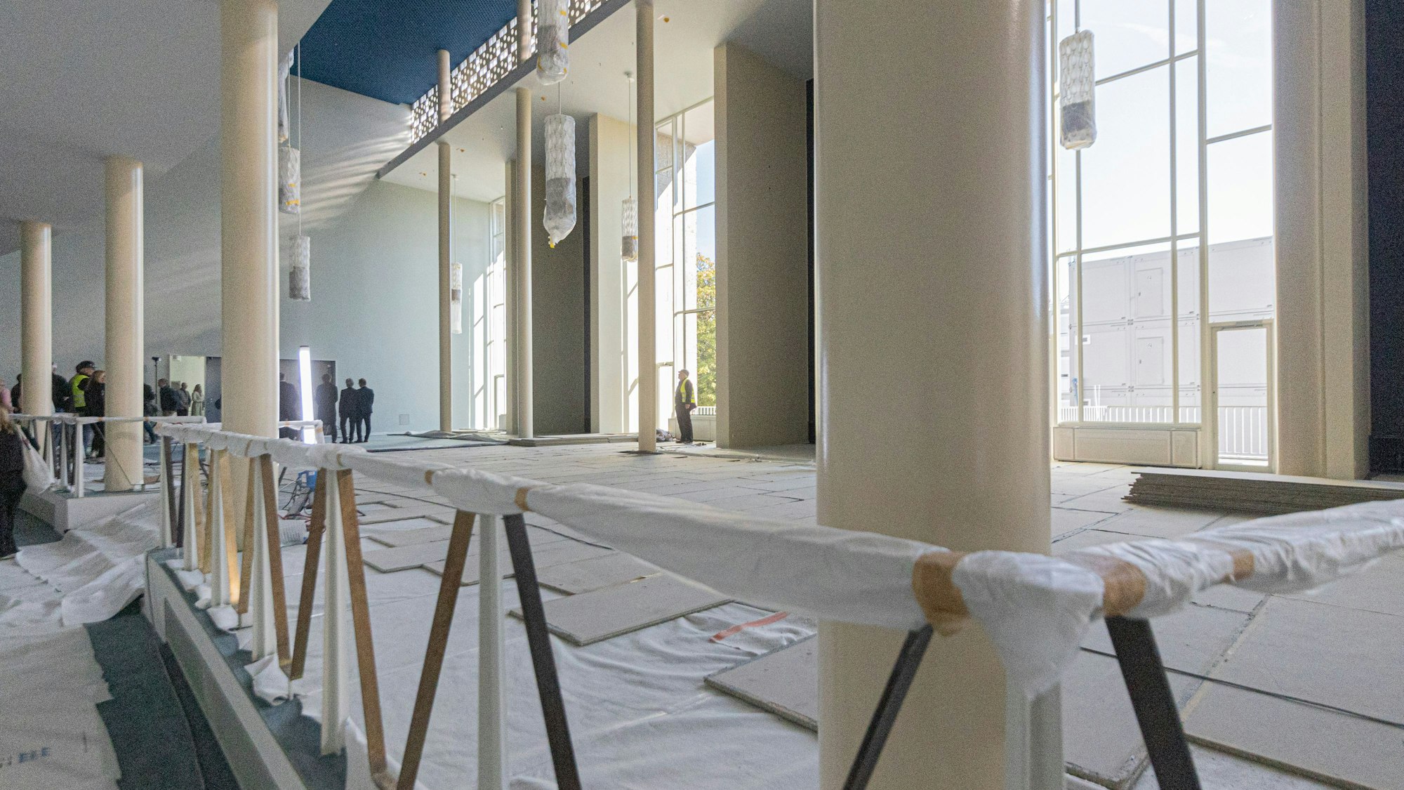 Handläufe und Teppiche im Foyer sind noch zum Schutz verhüllt.