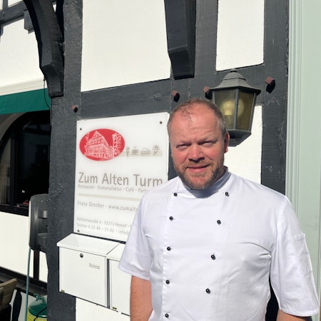 Franz Drecker macht weiter in der Gaststätte „Zum Alten Turm“, den Verkauf hat er aufgegeben.