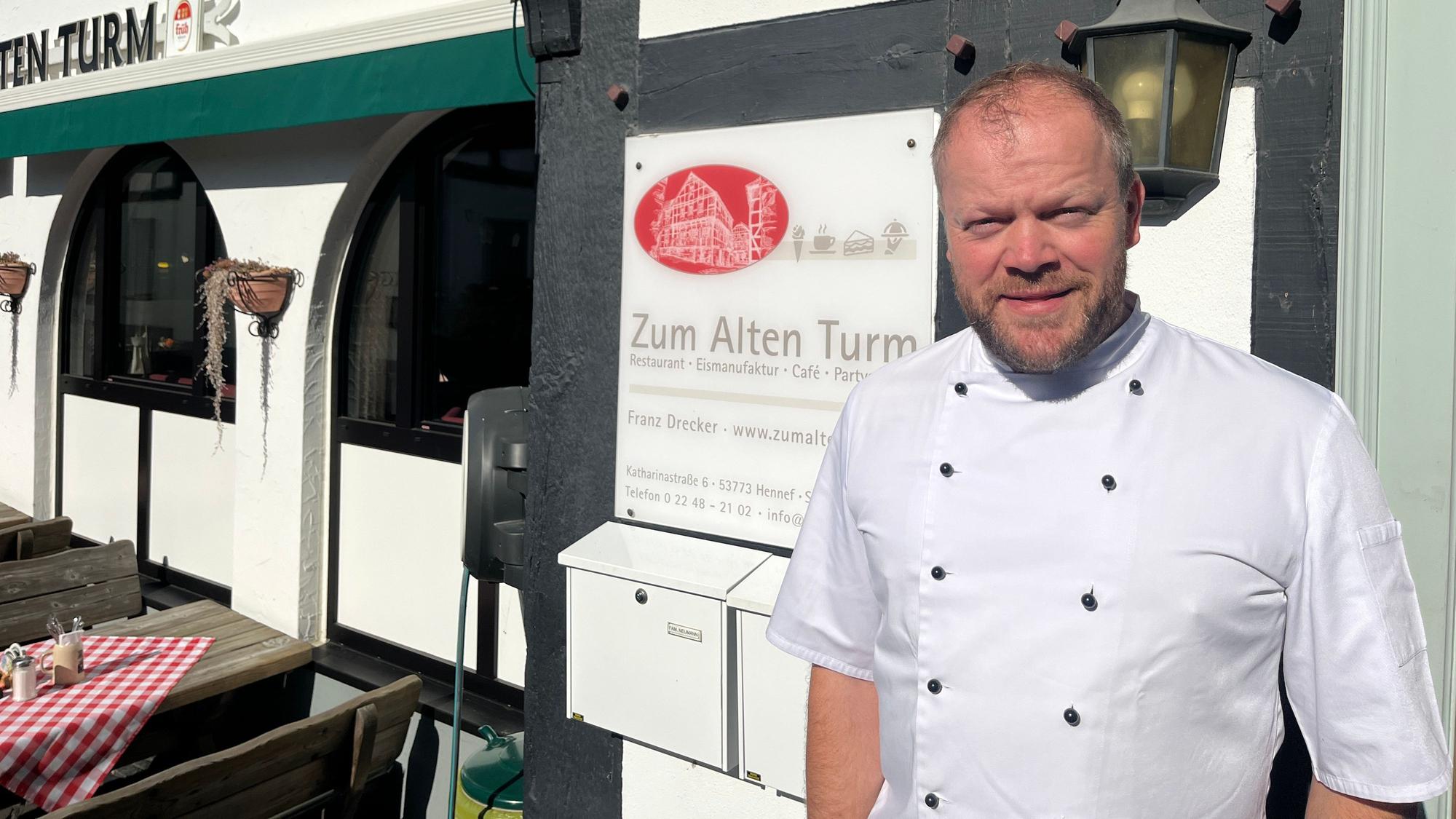 Franz Drecker will das Restaurant verkaufen, um seinen Traum zu erfüllen. Er will eine Schreinerlehre machen.