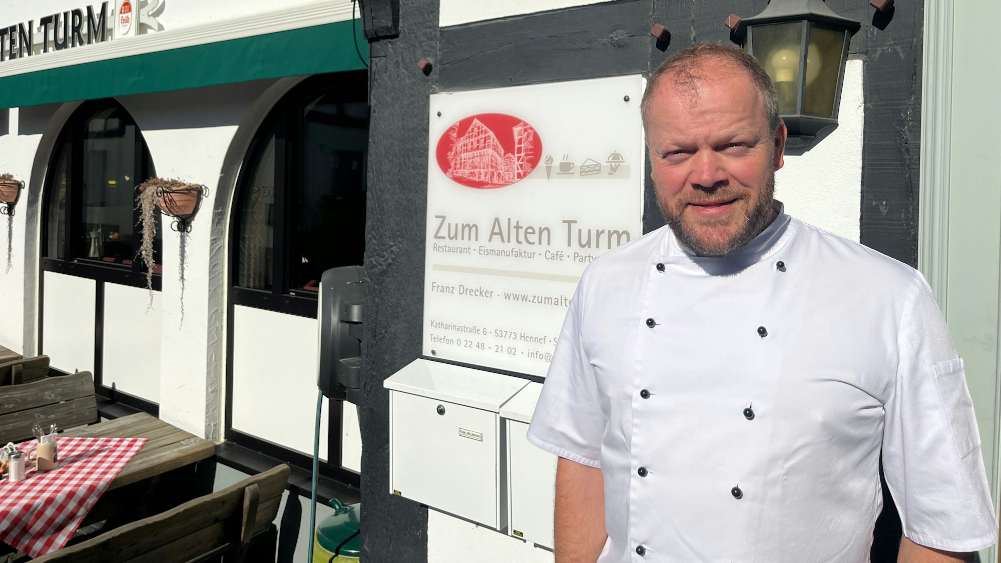 Franz Drecker will das Restaurant verkaufen, um seinen Traum zu erfüllen. Er will eine Schreinerlehre machen.