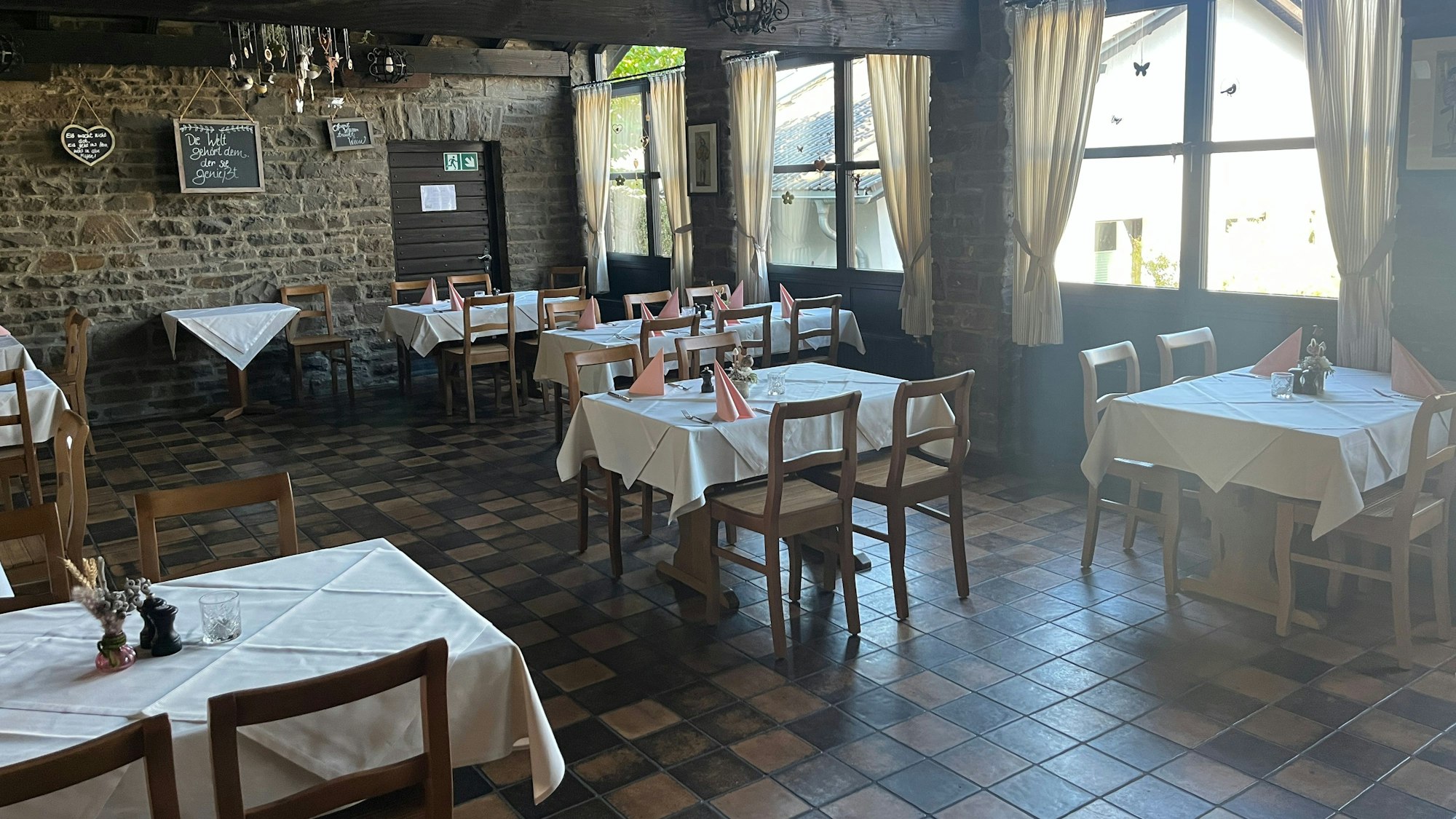 Der Saal wurde 1976 angebaut, um Platz zu schaffen für weitere Gäste und Feiern.