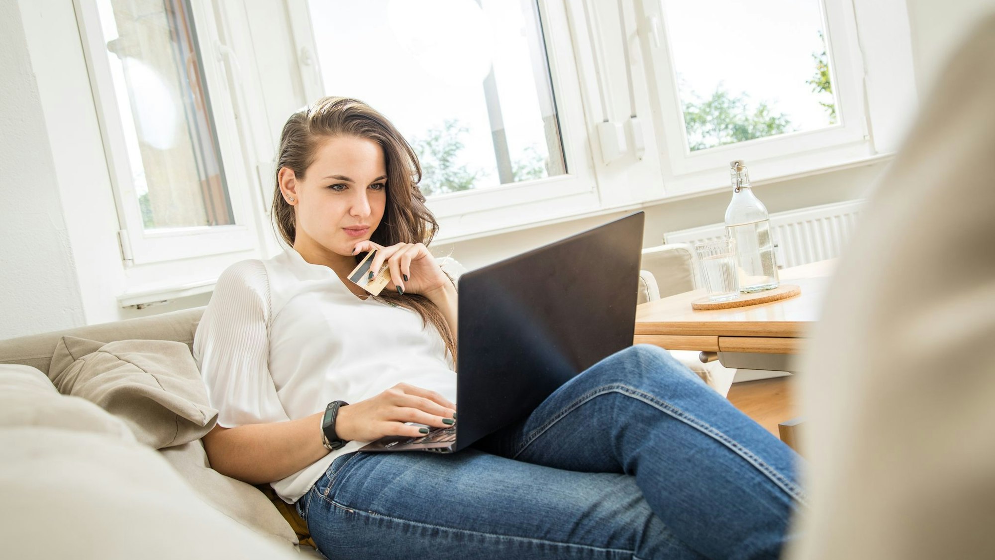 Einfach von der Couch zu Hause über den Laptop oder unterwegs mit dem Smartphone zu shoppen, ist für uns zu einer Selbstverständlichkeit geworden. Aber wie geht das nachhaltiger?