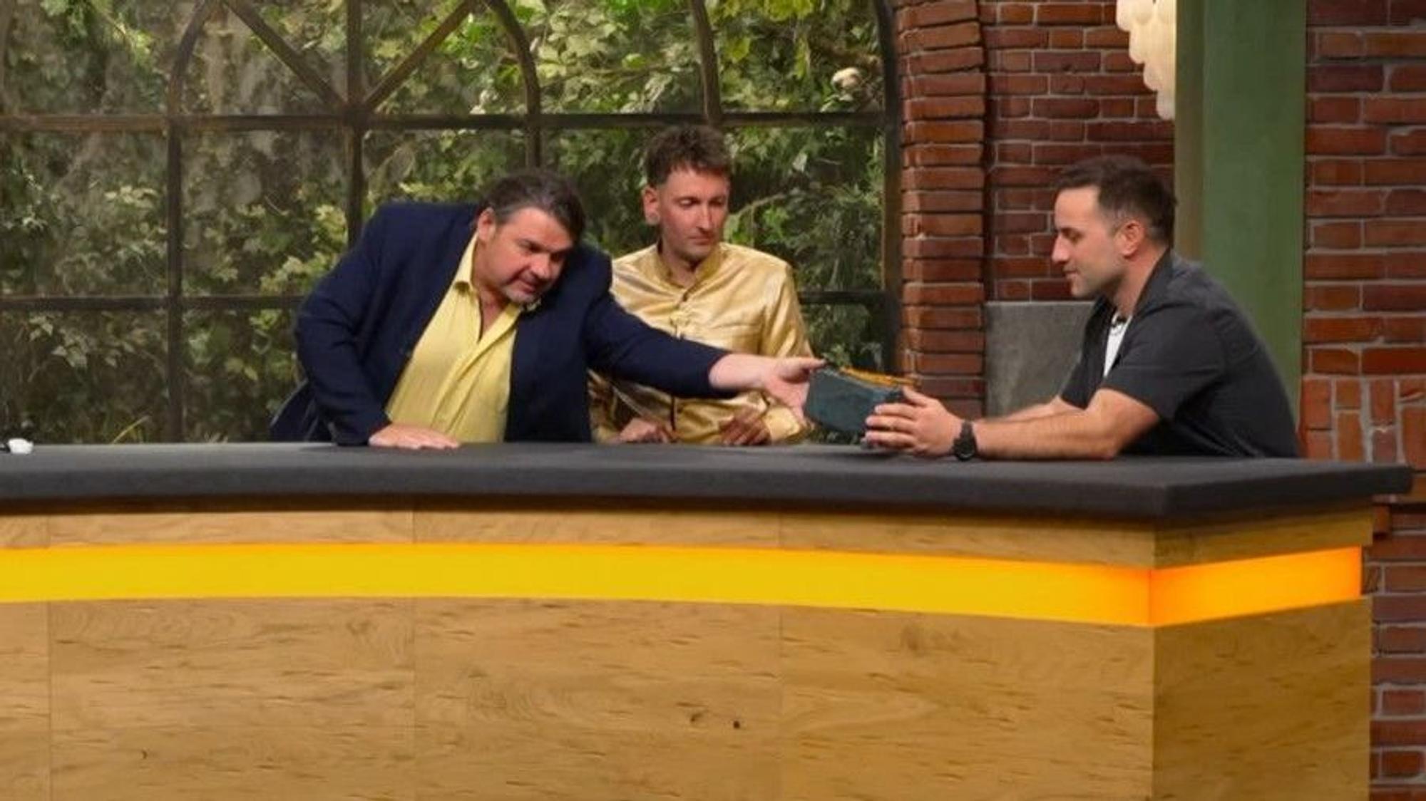 Lange schien es nicht so, doch am Ende lieferten sich „Bares für Rares“-Händler David Suppes (r.) und Daniel Meyer doch noch ein Wettbieten.