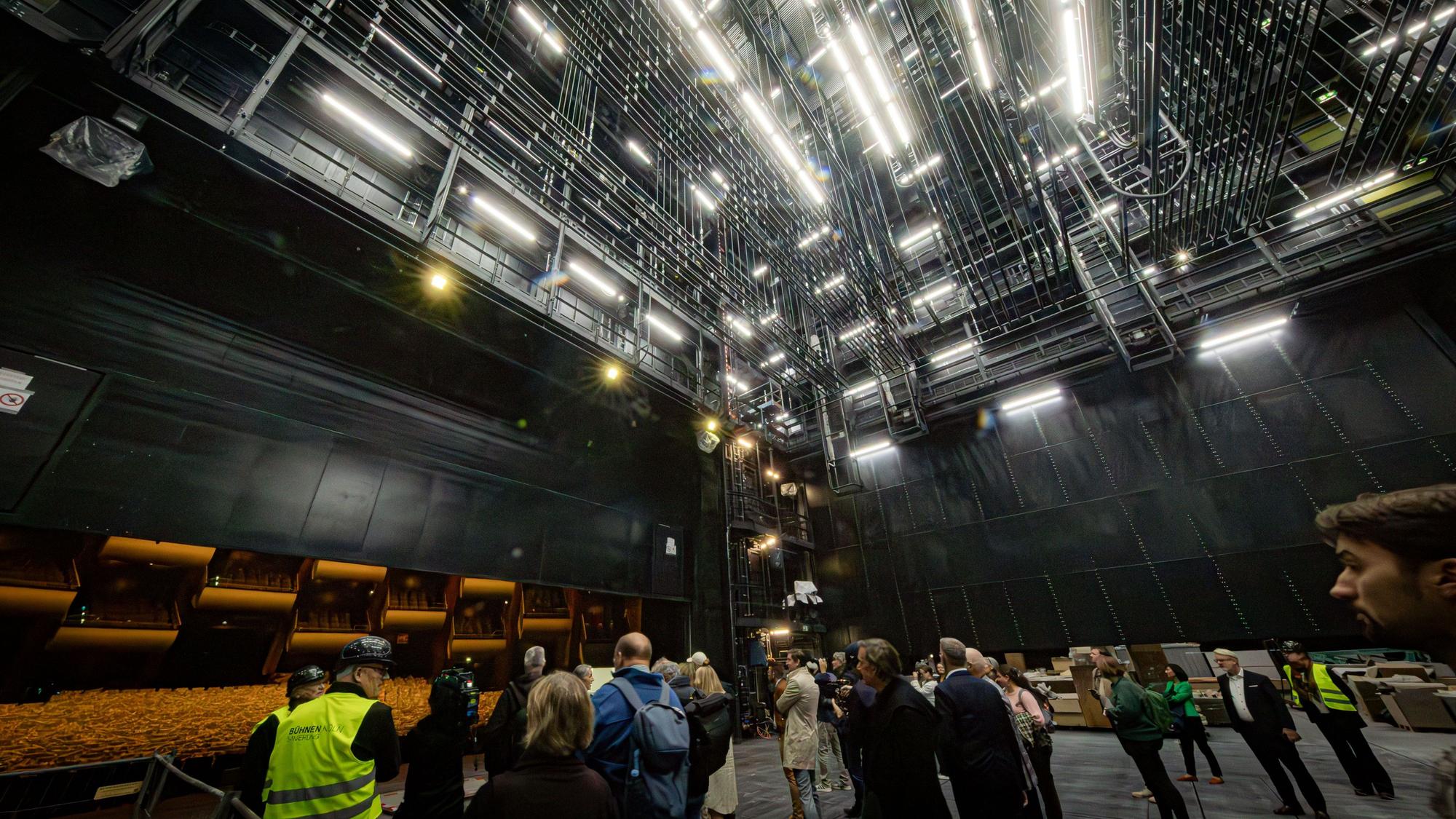 Einblick in die neue Technik über der Bühne der Oper