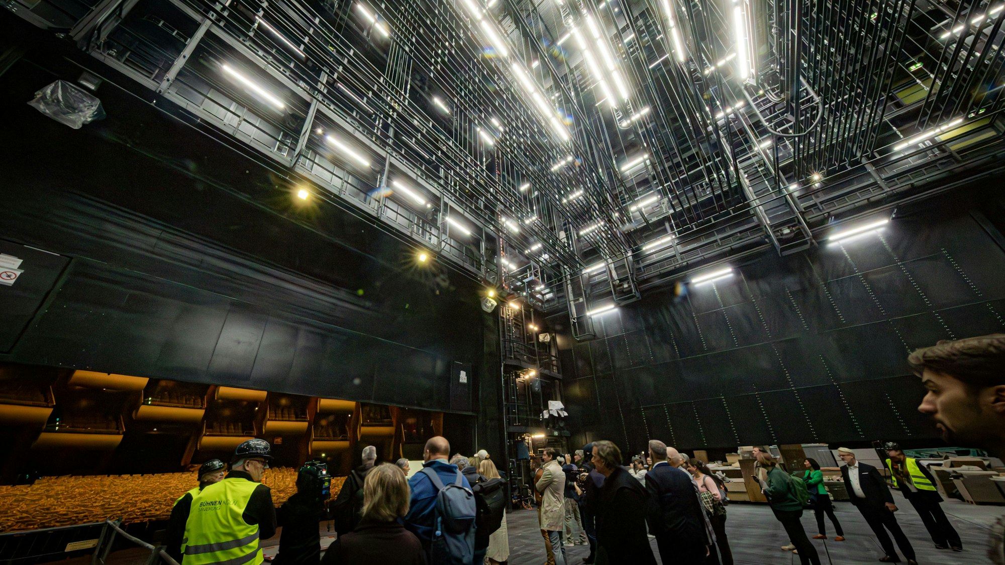 Einblick in die neue Technik über der Bühne der Oper