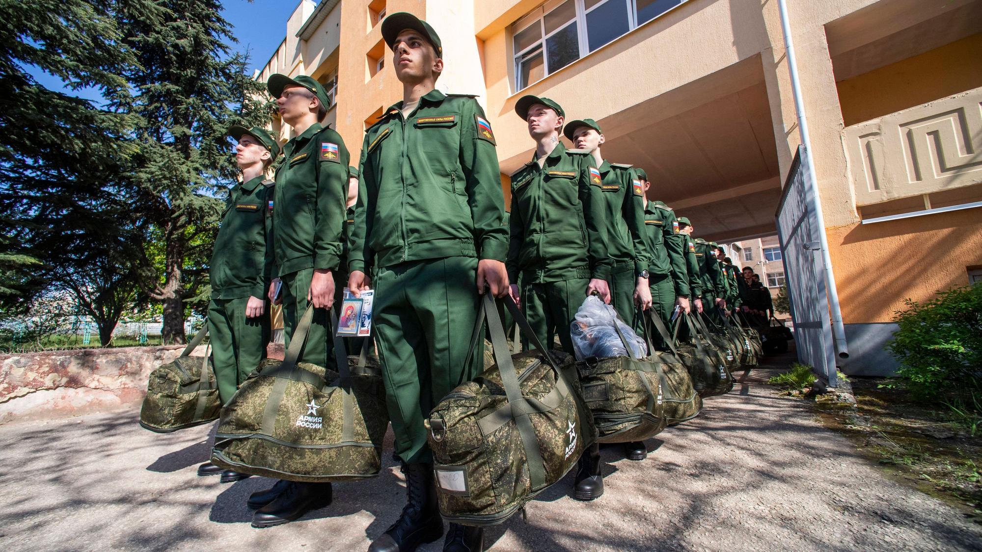 Russische Wehrpflichtige stehen in Simferopol am Sammelpunkt, bevor sie zum Militärdienst aufbrechen. (Symbolbild)