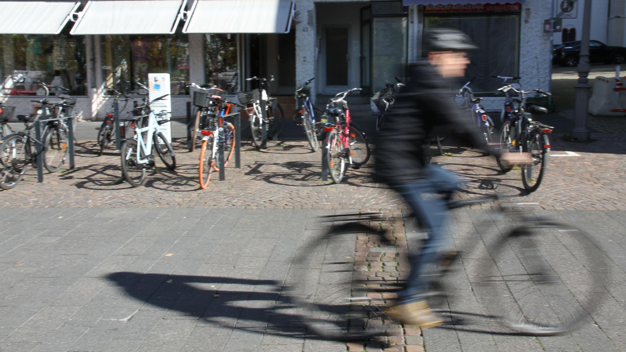 Die Siegburger Fußgängerzone ist für Radfahrer freigegeben, doch die Regelung ist umstritten.
