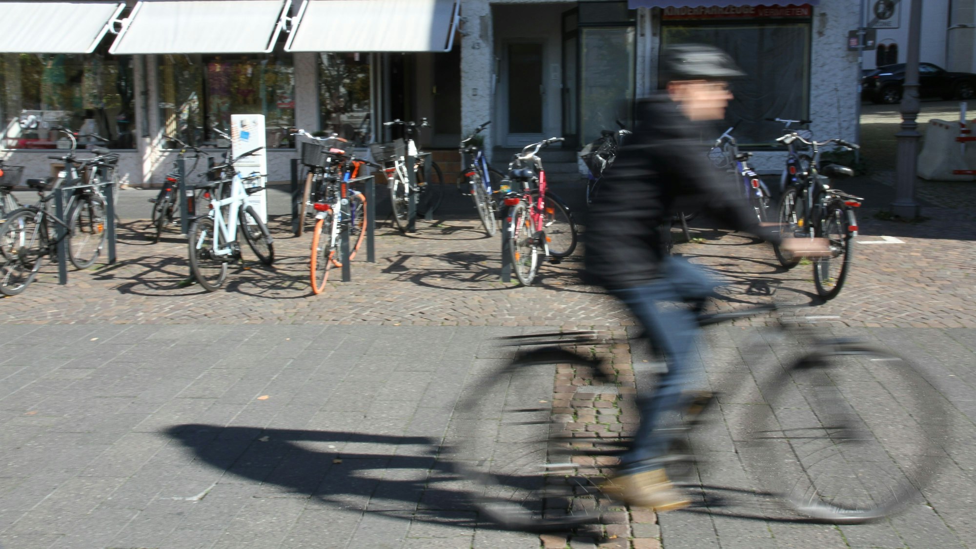 Die Siegburger Fußgängerzone ist für Radfahrer freigegeben, doch die Regelung ist umstritten.